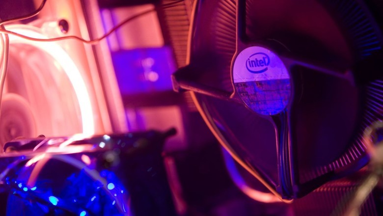 Intel Cuts Pay Across Company to Preserve Cash for Investment 